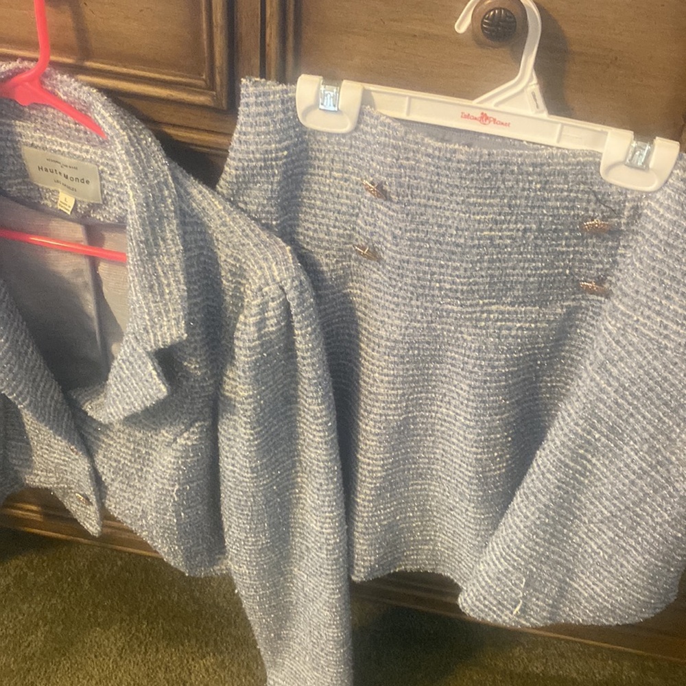 Women’s tweed suit light blue and white jacket w gold buttons/ skirt Nwot large